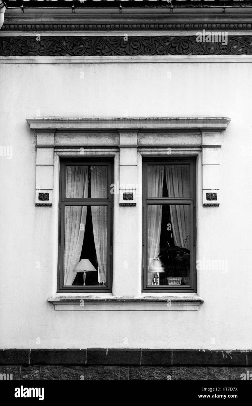 Abat-jour extérieur fenêtre éclairée noir blanc Banque D'Images