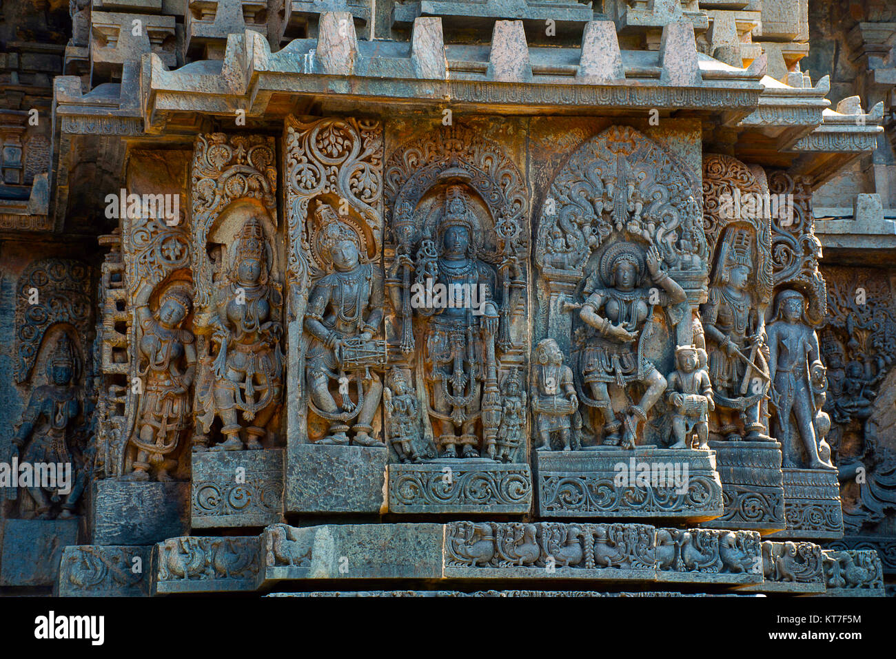 Sculptures sur mur ouest. Hoysaleswara temple, Halebidu, Karnataka, Inde. 12ème siècle temple hindou dédié à Shiva. Plus grand monument à Halebidu Banque D'Images