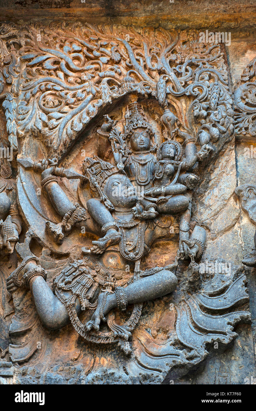 Krishna's ascension pour gagner l'arbre Parijata Hoysalesvara, Temple, Halebid, Karnataka, 12e siècle. Temple de Shiva Banque D'Images