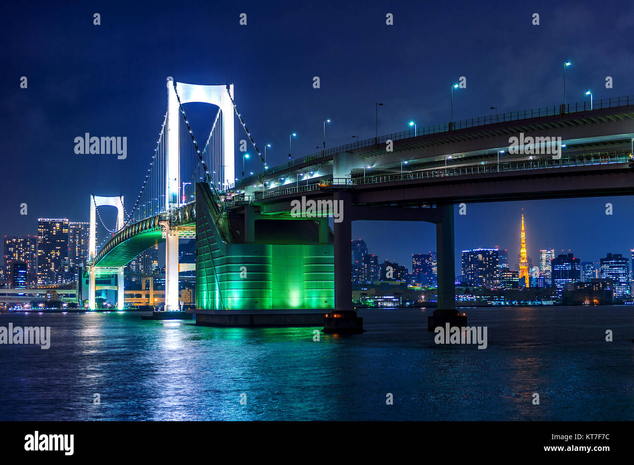 Toits de Tokyo avec Rainbow Bridge et Tour de Tokyo. Tokyo, Japon. Banque D'Images