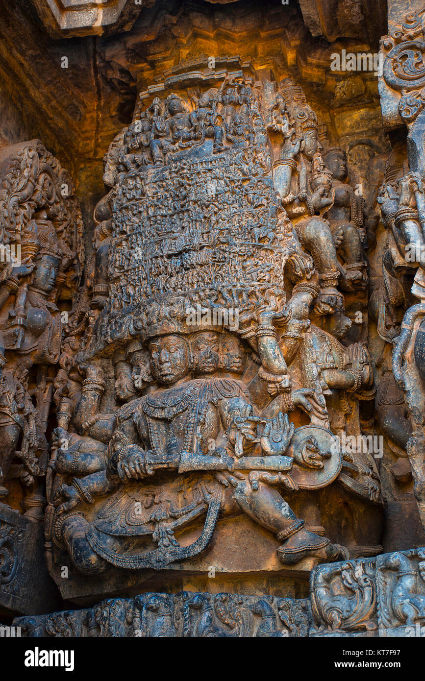 Ravana soulevant le mont Kailasha. Shiva et Parvati en haut. Hoysalesvara, Temple Halebid, Karnataka, 12e siècle. Temple de Shiva Banque D'Images