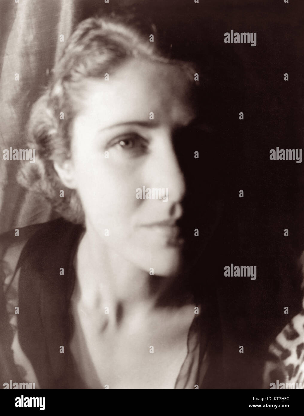 Clare Boothe Luce (Clare Boothe Brokaw au moment de cette photographie) dans une dramatique 1932 portrait par Carl Van Vechten. Banque D'Images