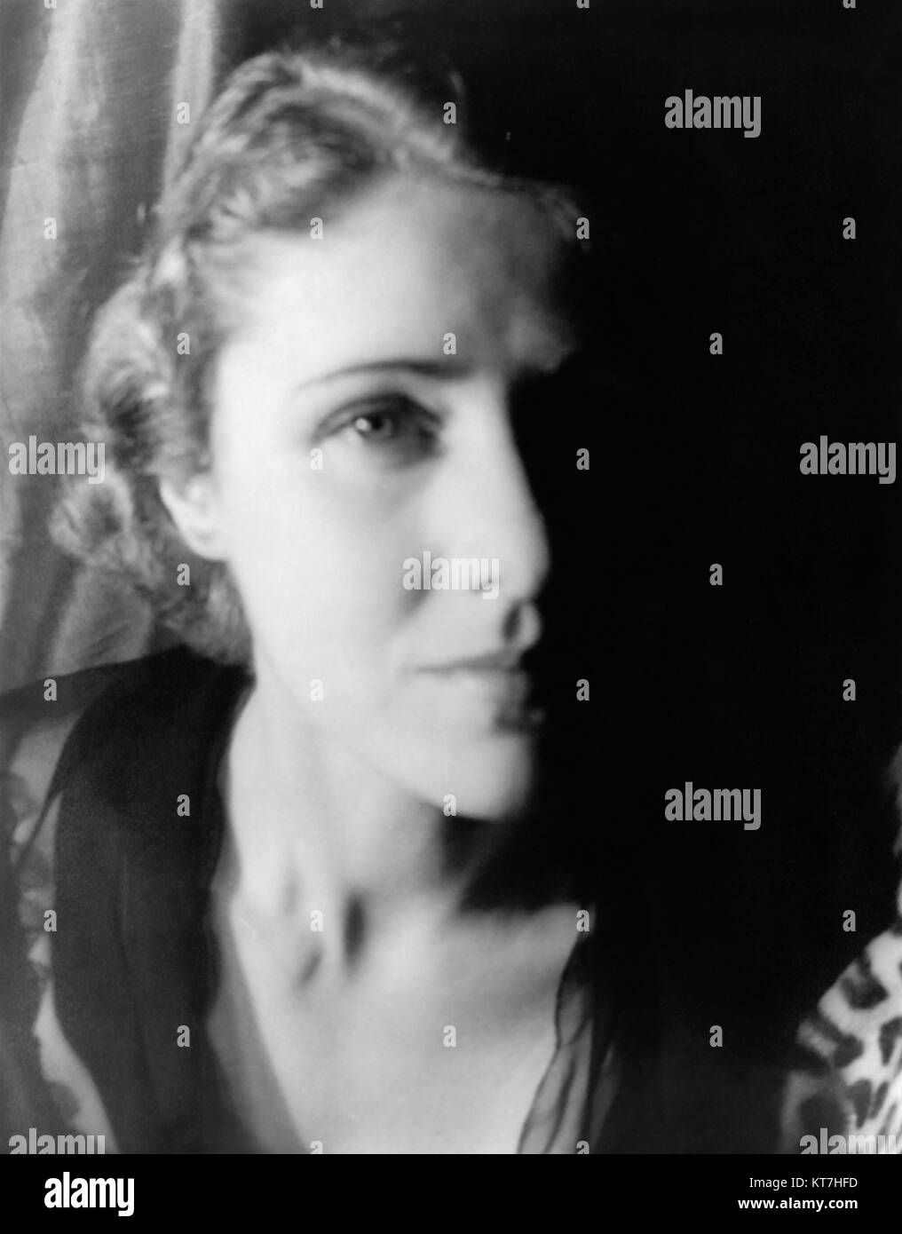 Clare Boothe Luce (Clare Boothe Brokaw au moment de cette photographie) dans une dramatique 1932 portrait par Carl Van Vechten. Banque D'Images