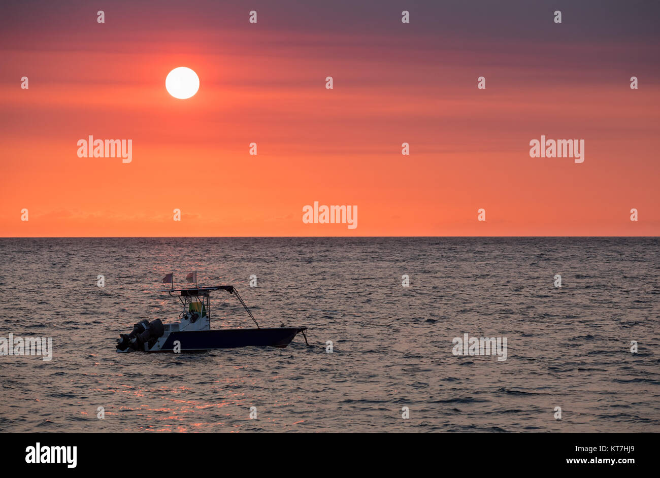 Coucher de soleil sur la plage de Nosy Be Madagascar avec silhouette de bateau Banque D'Images