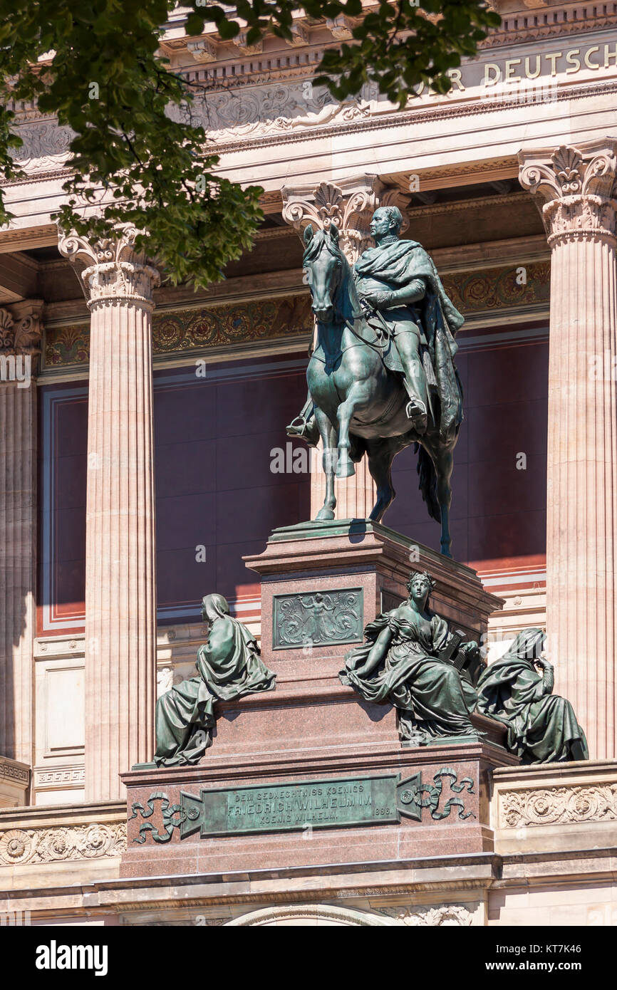 Fassadenansicht der alten Nationalgalerie de Berlin mit dem Reiterstandbild Friedrich-Wilhem IV. Banque D'Images