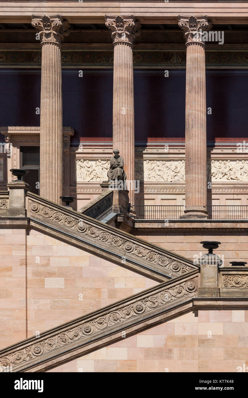 Detaillaufnahme der Freitreppe aus Sandstein der alten Nationalgalerie Berlin auf der Museumsinsel Banque D'Images