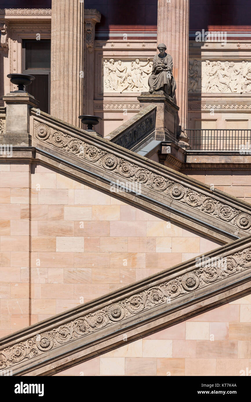 Detaillaufnahme der Freitreppe aus Sandstein der alten Nationalgalerie Berlin auf der Museumsinsel Banque D'Images