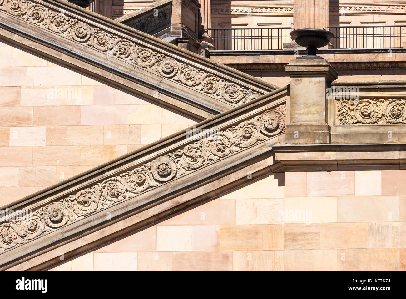 Detaillaufnahme der Freitreppe aus Sandstein der alten Nationalgalerie Berlin auf der Museumsinsel Banque D'Images