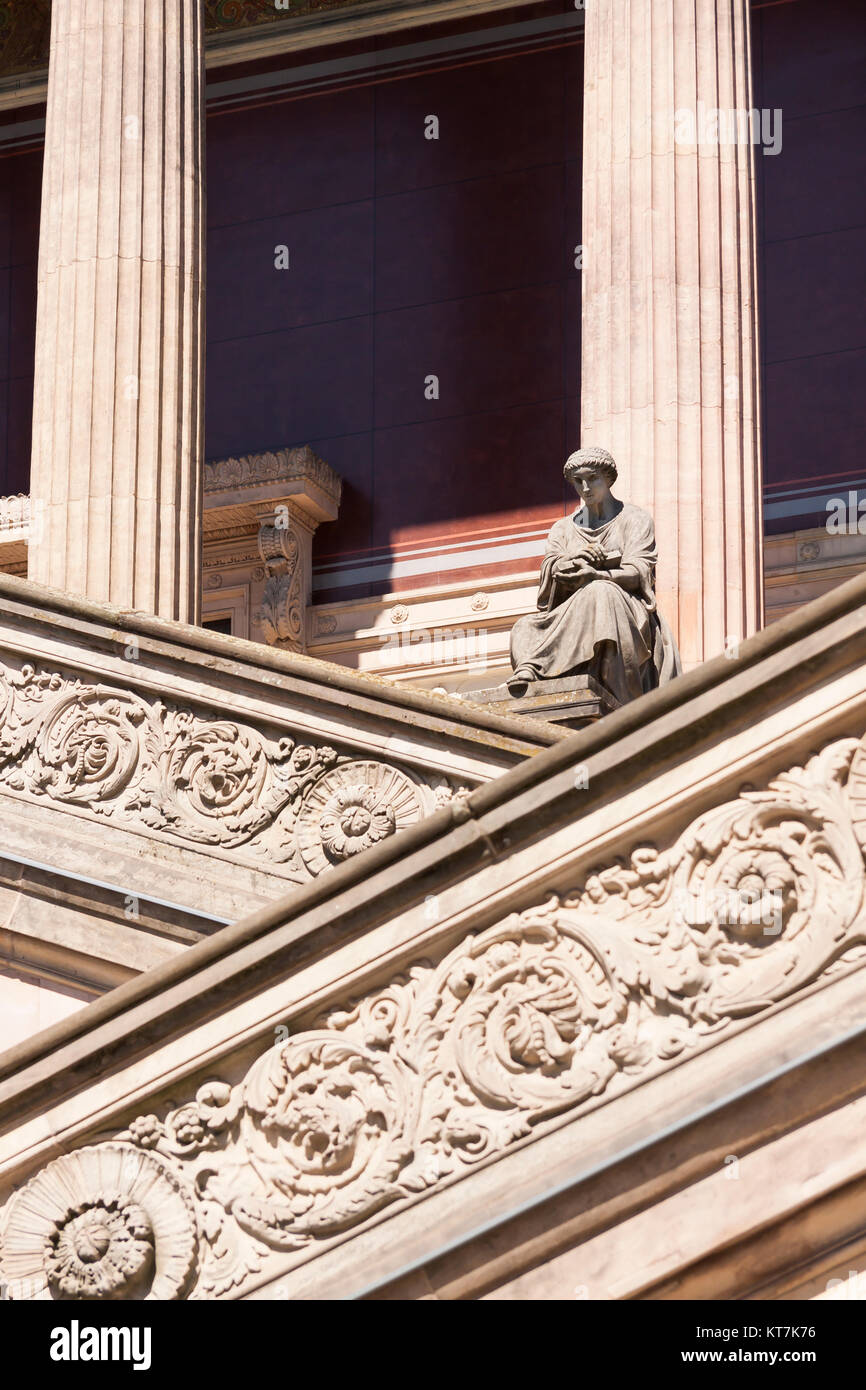 Detaillaufnahme der Freitreppe aus Sandstein der alten Nationalgalerie Berlin auf der Museumsinsel Banque D'Images