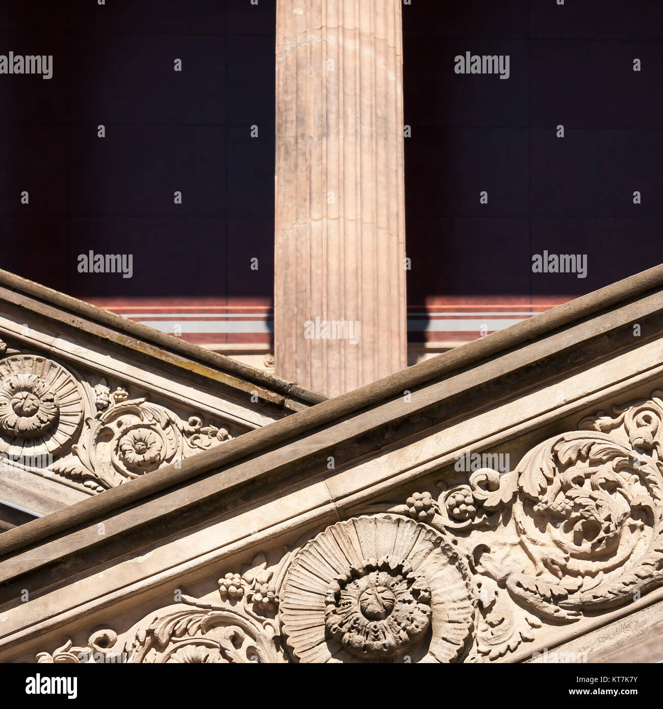 Detaillaufnahme der Freitreppe aus Sandstein der alten Nationalgalerie Berlin auf der Museumsinsel Banque D'Images