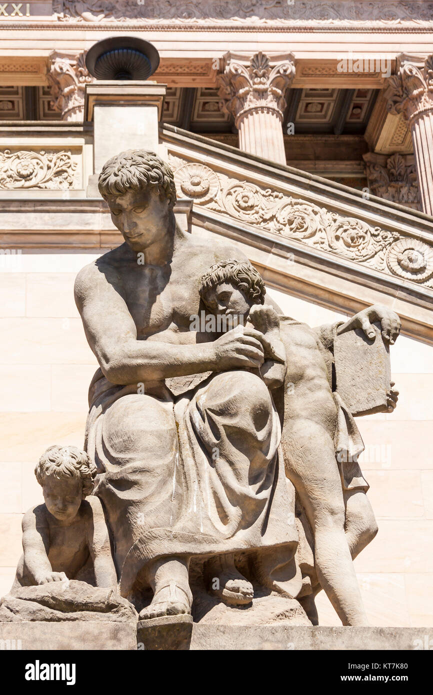 Treppenaufgang Zur Alten Nationalgalerie auf der Museumsinsel à Berlin mit Skulpturen vor der Säulenfassade Banque D'Images