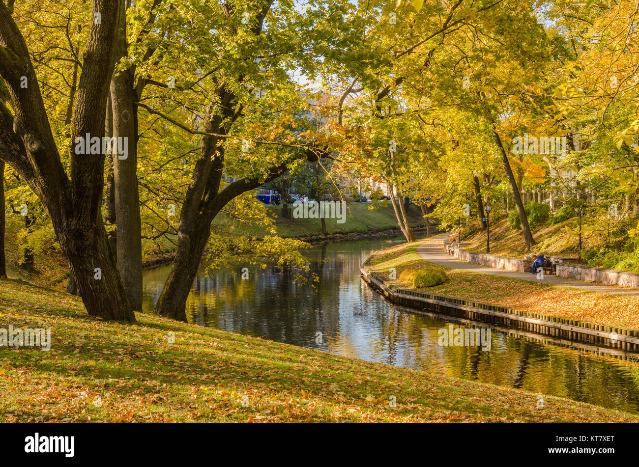 Beau parc d'automne au canal à Riga Banque D'Images