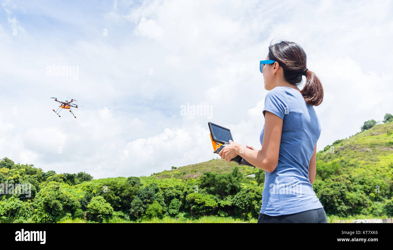 Asian Woman fly drone avec Banque D'Images