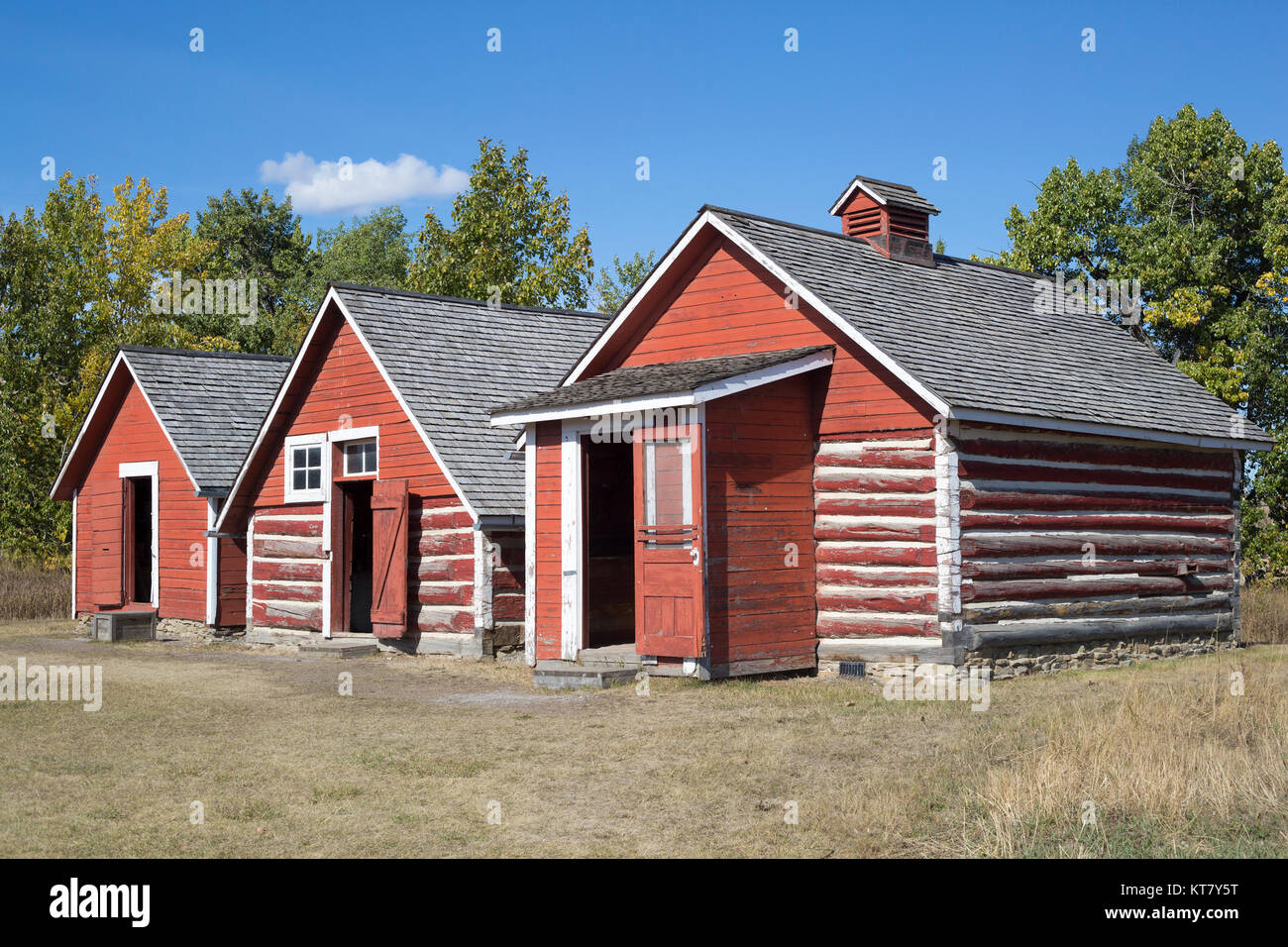 Hangars de stockage Ranch construits à la fin de 1800s. Le ranch Bar U possède la plus grande collection de bâtiments historiques de ranch au Canada Banque D'Images