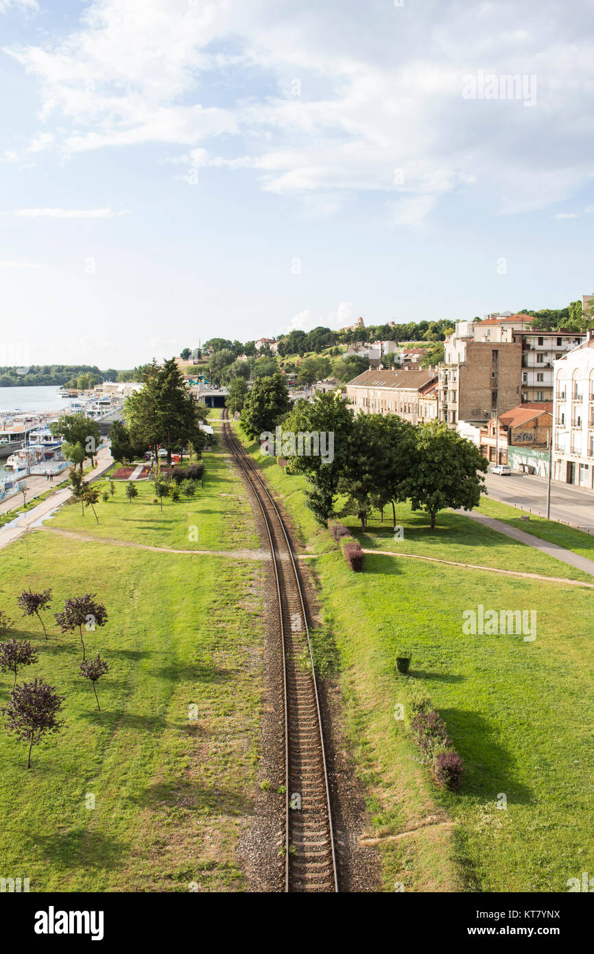 Voir au chemin de fer, rivière et le ciel du pont dans la ville de Belgrade Banque D'Images