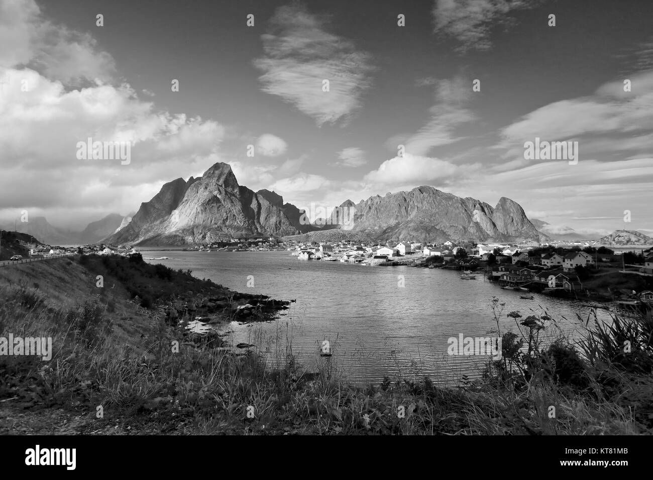 La Norvège village sur un fjord. Ski nordique Sunny journée d'été. Banque D'Images