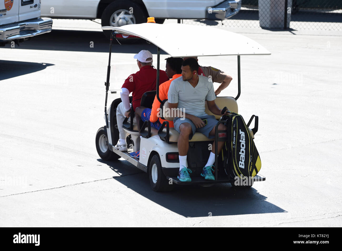 KEY BISCAYNE, Floride - le 29 mars : Novak Djokovic et Gael Monfils obtenir  un ascenseur sur un chariot de golf durant le jour 7 de l'Open de Miami à  Crandon Park
