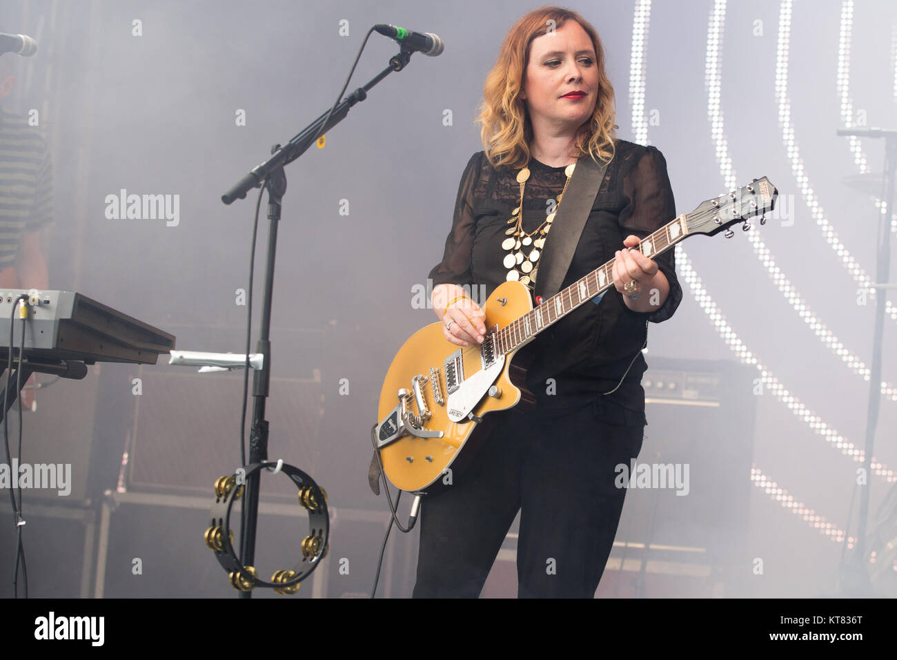 La Norvège, Tonsberg - Juillet 12, 2017. Le groupe anglais Slowdive effectue un concert live au cours de la Norwegian music festival Festival 2017 Slottsfjell. Chanteur et musicien ici Rachel Goswell est vu sur scène. Banque D'Images