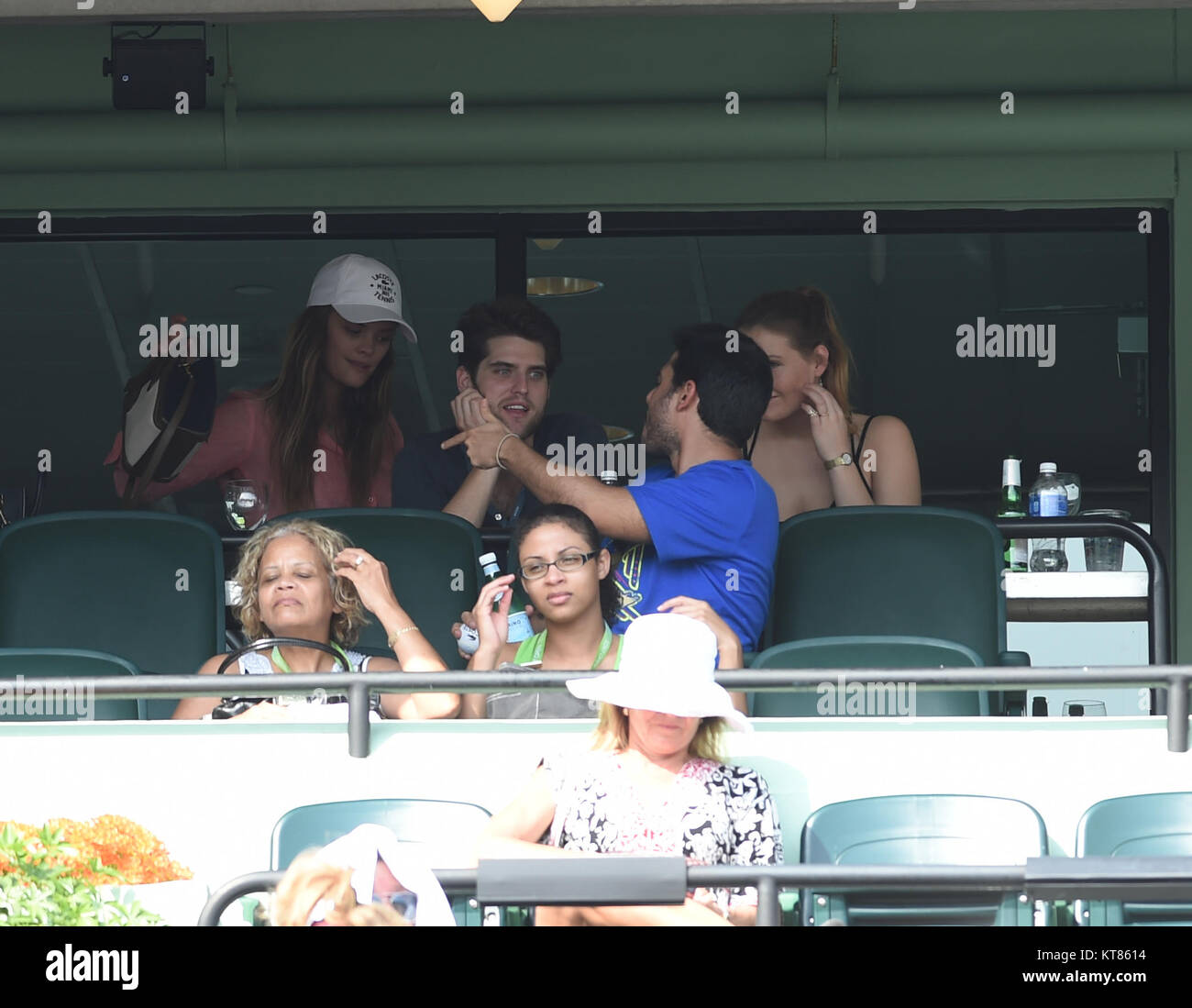 KEY BISCAYNE, Floride - le 27 mars : Danois Sports Illustrated cover model Nina Agdal avec son petit ami Heidenry Reid à l'Open de Miami jour 5 à Crandon Park Tennis Center le 27 mars 2015 à Key Biscayne, Floride Personnes : Nina Agdal, Reid Heidenry Banque D'Images