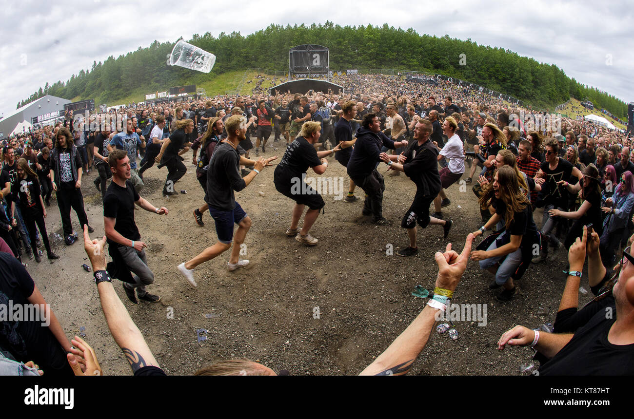 Des milliers de festivaliers et des groupes amateurs de musique se retrouvent chaque année pour l'assemblée annuelle de hard rock et heavy metal music festival Copenhell à Copenhague. Ici, la foule pour preparig slamdancing moshing ou. Danemark 22/06 2017. Banque D'Images