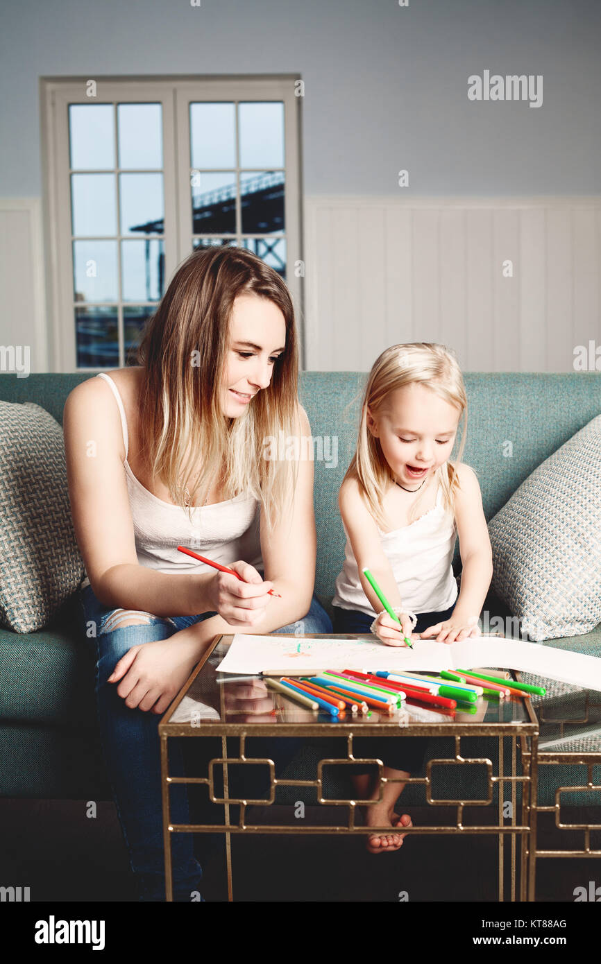Famille aimante. Femme et enfant dessin à la maison. Fille souriante et peinture MOM Banque D'Images