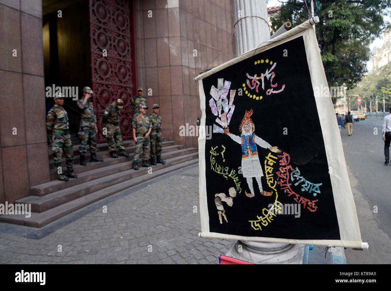 Kolkata, Inde. Dec 22, 2017. Liens activiste poster en face de la Banque de réserves de l'Inde au cours de protester contre le projet de loi FRDI à Kolkata. Parti communiste de l'Inde (Marxiste-Léniniste) ou CPI(ML) Activiste proteste contre la résolution financière et de l'assurance-dépôts (FRDI) projet de Banque de réserve du bureau régional de l'Inde le 22 décembre 2017 à Kolkata. Credit : Saikat Paul/Pacific Press/Alamy Live News Banque D'Images