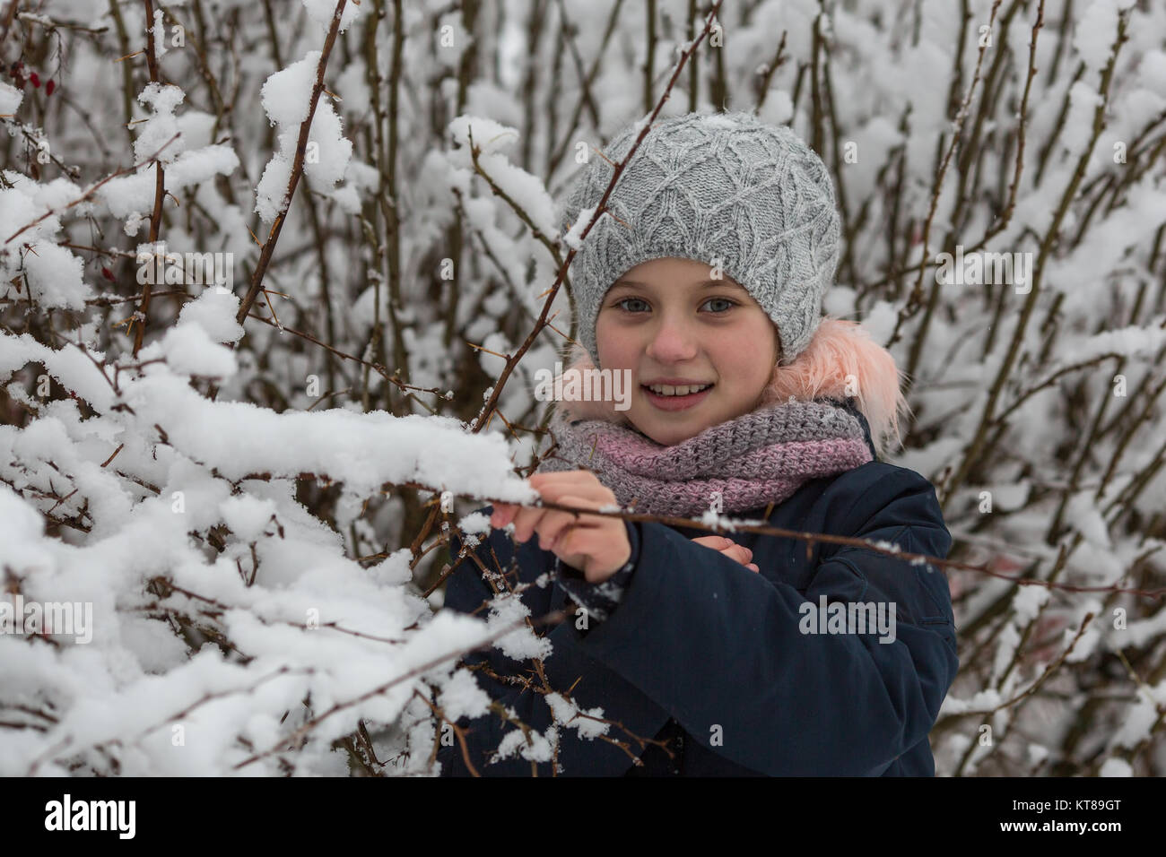 Portrait of little in winter Park. Banque D'Images