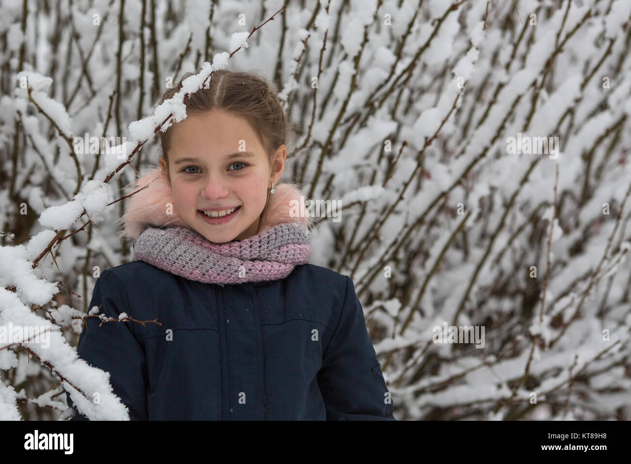 Portrait of little in winter Park. Banque D'Images