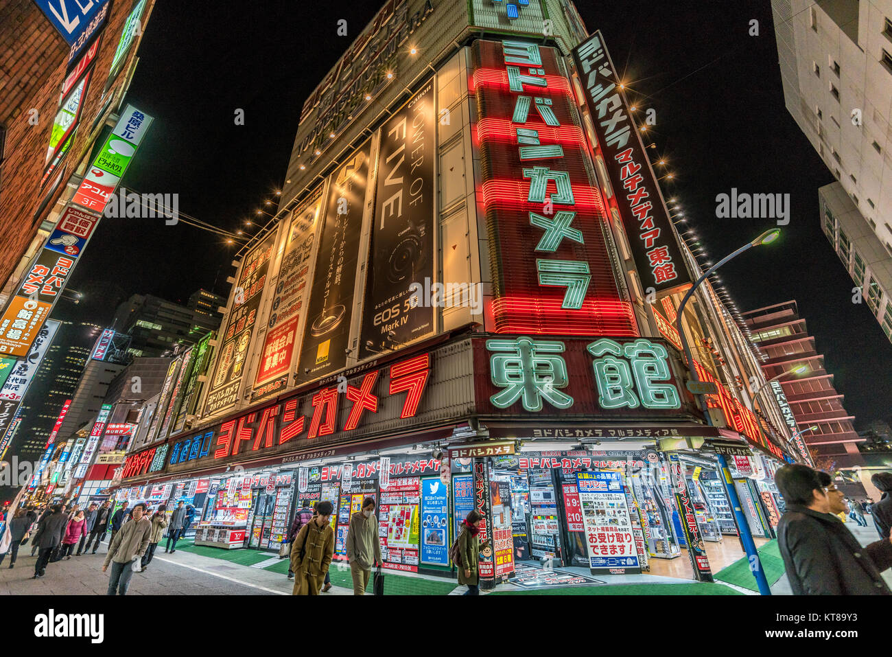 NishiShinjuku, Shinjuku-ku, Tokyo, Japon - 20 novembre 2017 : Rue très colorés et des néons des panneaux publicitaires. Les gens qui passent le long de nombreux magasins et restaurants à Banque D'Images