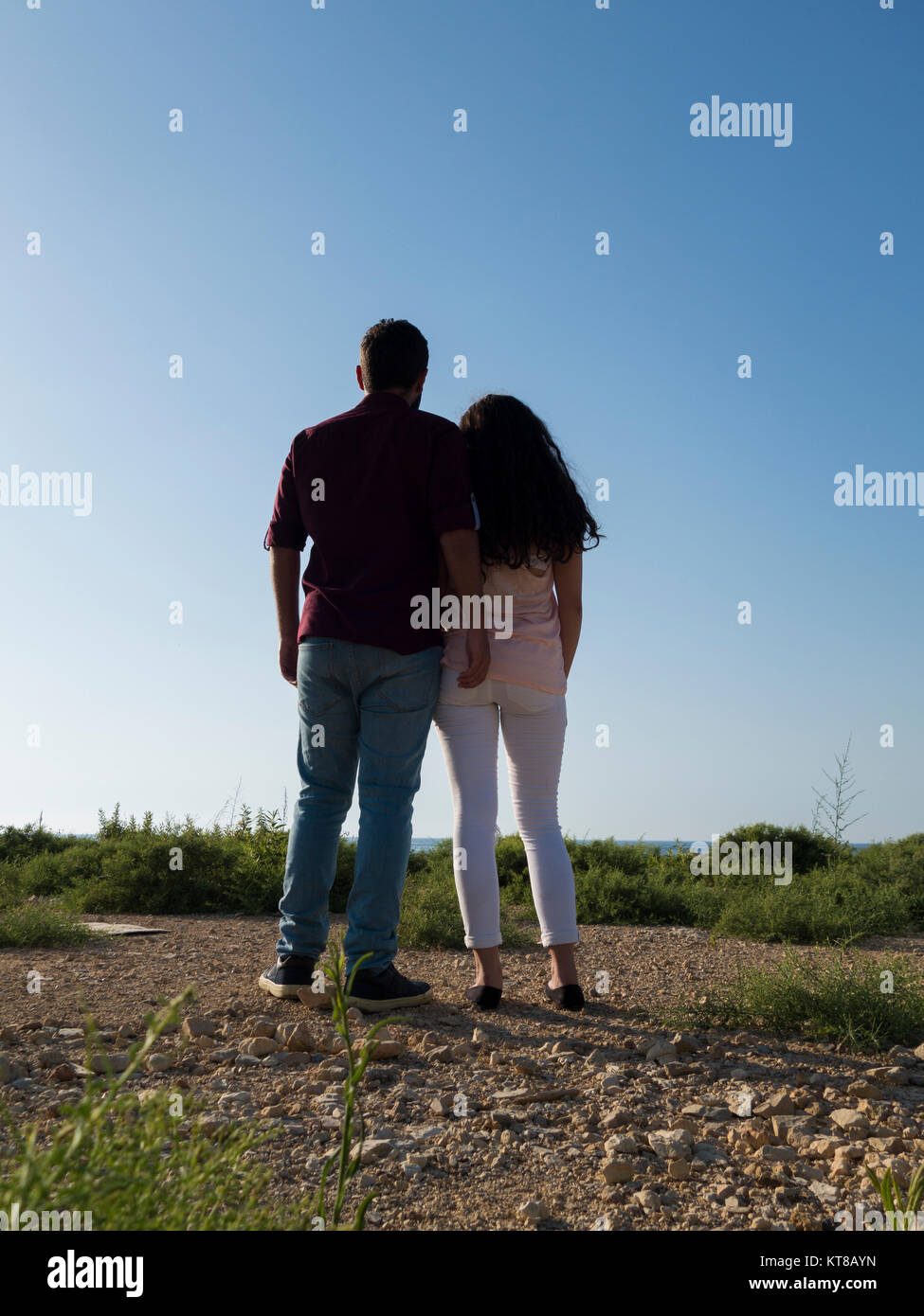 Vue arrière d'un jeune couple standing outdoors Banque D'Images