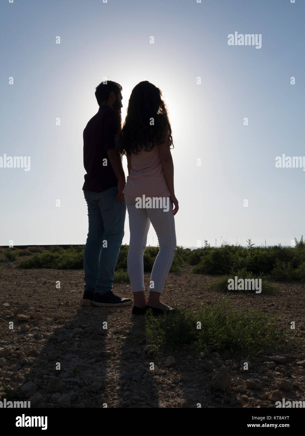 Vue arrière d'un jeune couple standing outdoors Banque D'Images