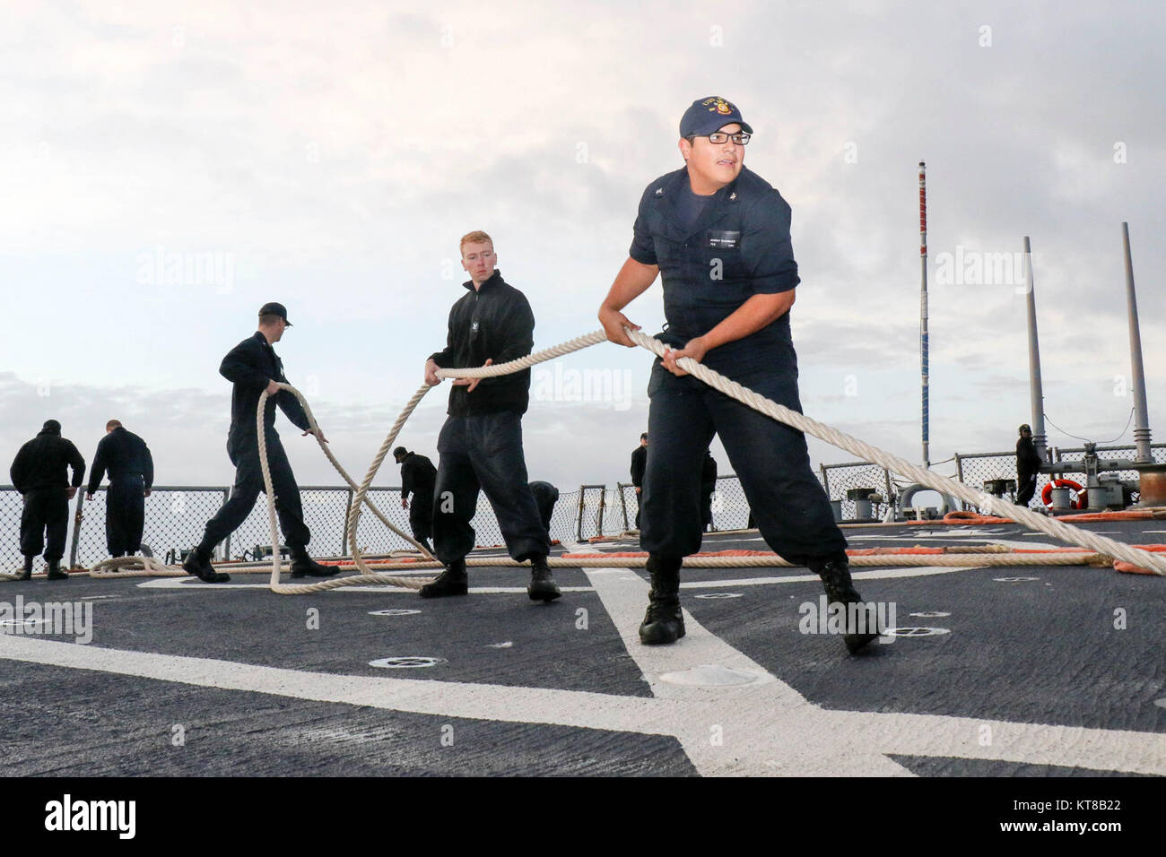 La classe Arleigh Burke destroyer lance-missiles USS Ross (DDG 71) arrive à Lisbonne, Portugal, pour une visite du port de participer à la célébration des événements commémoratifs du 700e anniversaire de la Marine Portugaise. Ross, l'avant-déployé à Rota, Espagne, mène des opérations navales dans la sixième flotte américaine Zone d'opérations à l'appui de la sécurité nationale des États-Unis en Europe et en Afrique. (U.S. Navy Banque D'Images