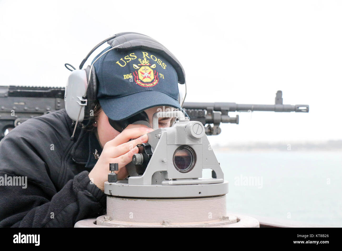 La classe Arleigh Burke destroyer lance-missiles USS Ross (DDG 71) arrive à Lisbonne, Portugal, pour une visite du port de participer à la célébration des événements commémoratifs du 700e anniversaire de la Marine Portugaise. Ross, l'avant-déployé à Rota, Espagne, mène des opérations navales dans la sixième flotte américaine Zone d'opérations à l'appui de la sécurité nationale des États-Unis en Europe et en Afrique. (U.S. Navy Banque D'Images