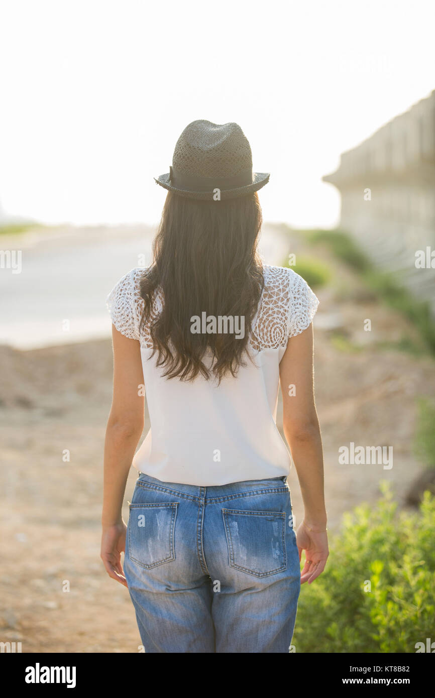 Vue arrière d'une jeune femme portant un chapeau standing outdoors Banque D'Images