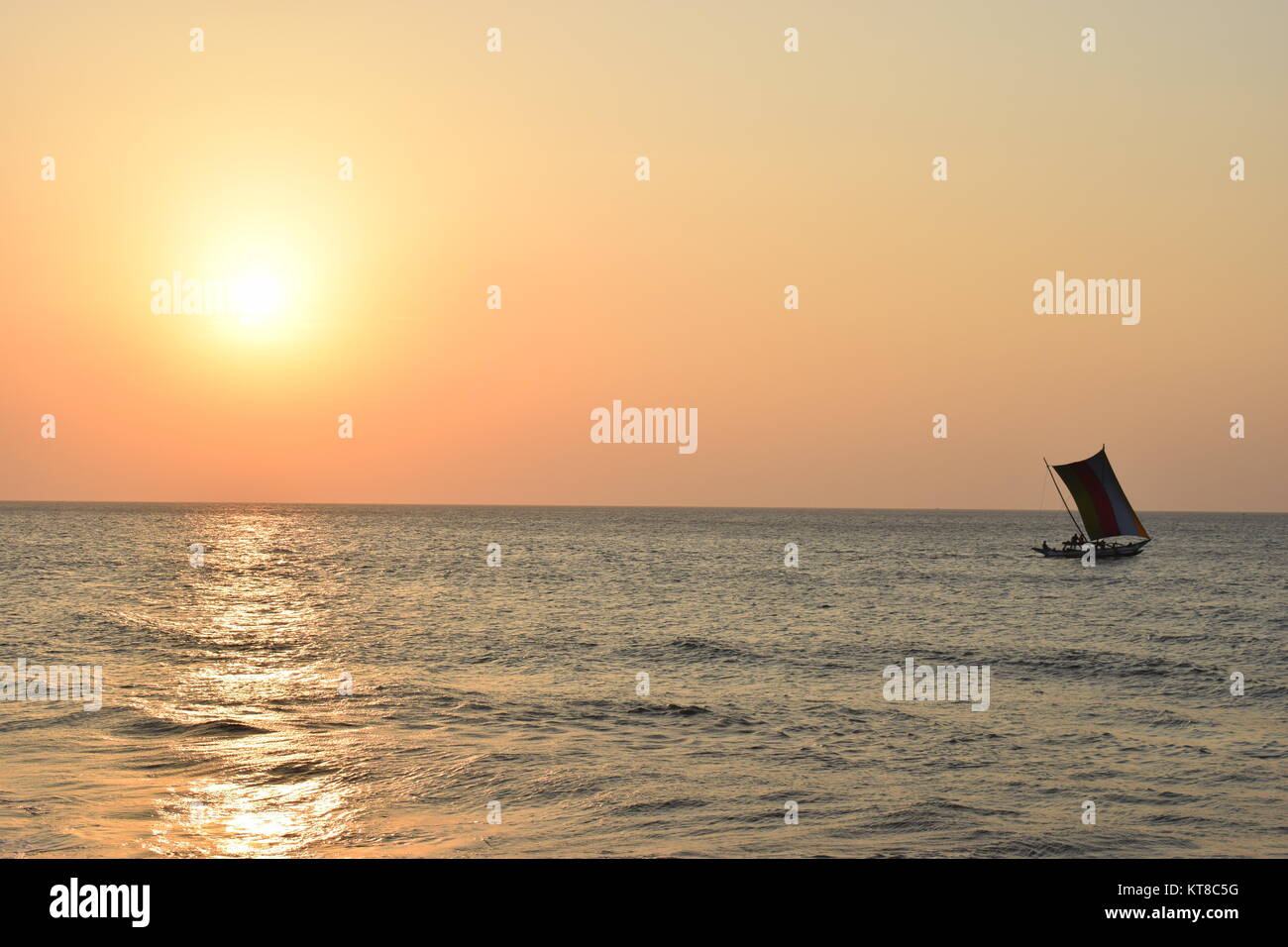 Bateau à voile au coucher du soleil sur la plage de Sri Lanka Banque D'Images