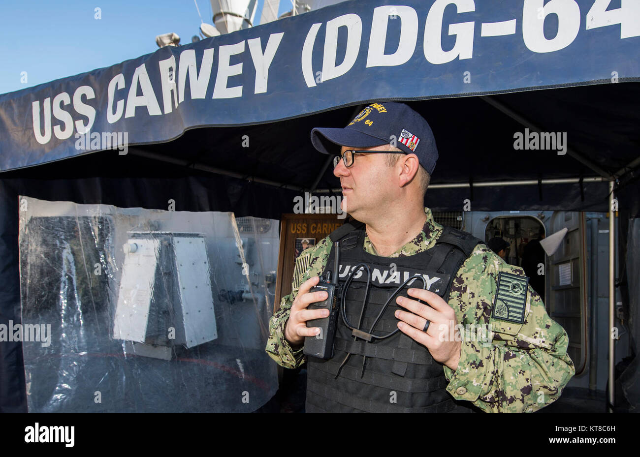 - Directeur des opérations de la compagnie Spécialiste des digues est dunette watch à bord de la classe Arleigh Burke destroyer lance-missiles USS Carney (DDG 64) au cours d'une escale à La Valette, Malte, le 11 décembre 2017. Carney, l'avant-déployé à Rota, en Espagne, est sur sa quatrième patrouille dans la sixième flotte américaine zone d'opérations à l'appui des alliés et partenaires, et les intérêts de sécurité nationale des États-Unis en Europe. (U.S. Navy Banque D'Images