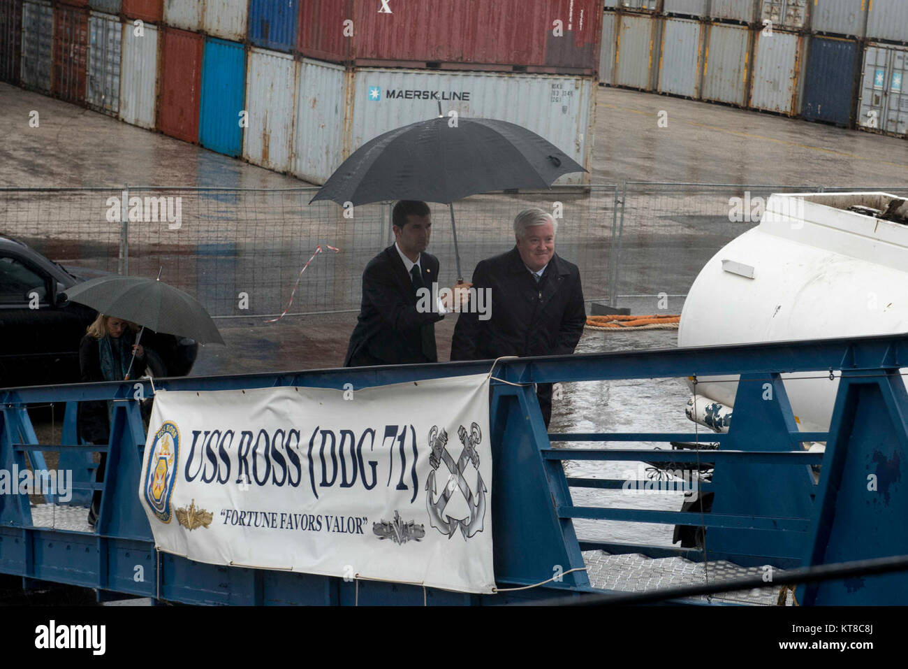 George E. Glass, l'ambassadeur américain au Portugal, arrive à bord de la classe Arleigh Burke destroyer lance-missiles USS Ross (DDG 71) au cours d'une escale au port de Lisbonne, Portugal, le 11 décembre 2017. Ross, l'avant-déployé à Rota, en Espagne, est à Lisbonne pour participer aux célébrations commémorant le 700e anniversaire de la Marine Portugaise. (U.S. Navy Banque D'Images
