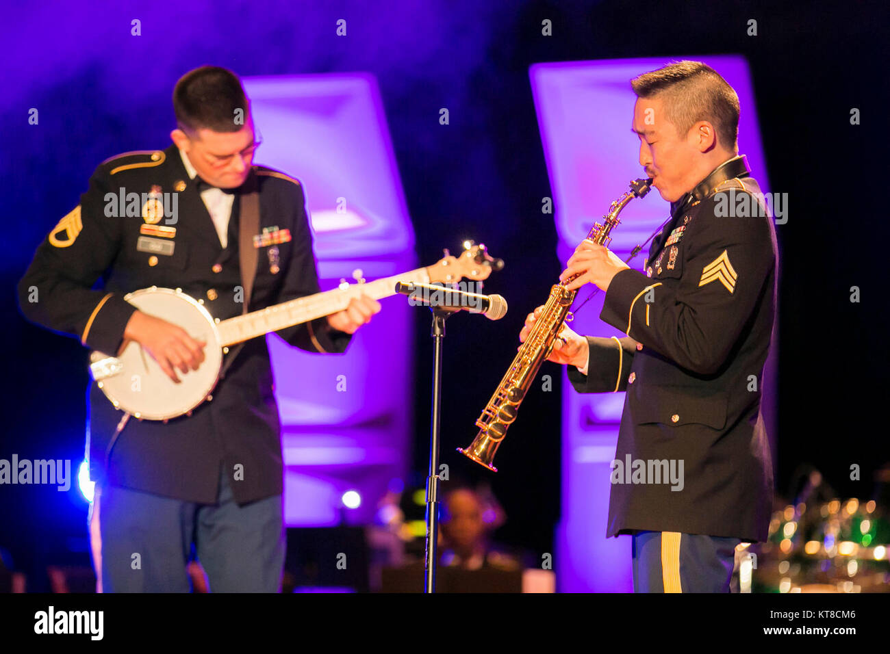 Le sergent de l'armée américaine. James Ancien et le Sgt. Paul Scherer, de l'armée le commandement du matériel's band, jouer du banjo et saxophone soprano respectivement pendant un concert de vacances à Randolph School's Thurber Arts Center à Huntsville, Alabama, le 12 décembre 2017. Le concert classique en vedette des chants de Noël et un spectacle de danse par la plante Sidekicks. (U.S. Army Banque D'Images