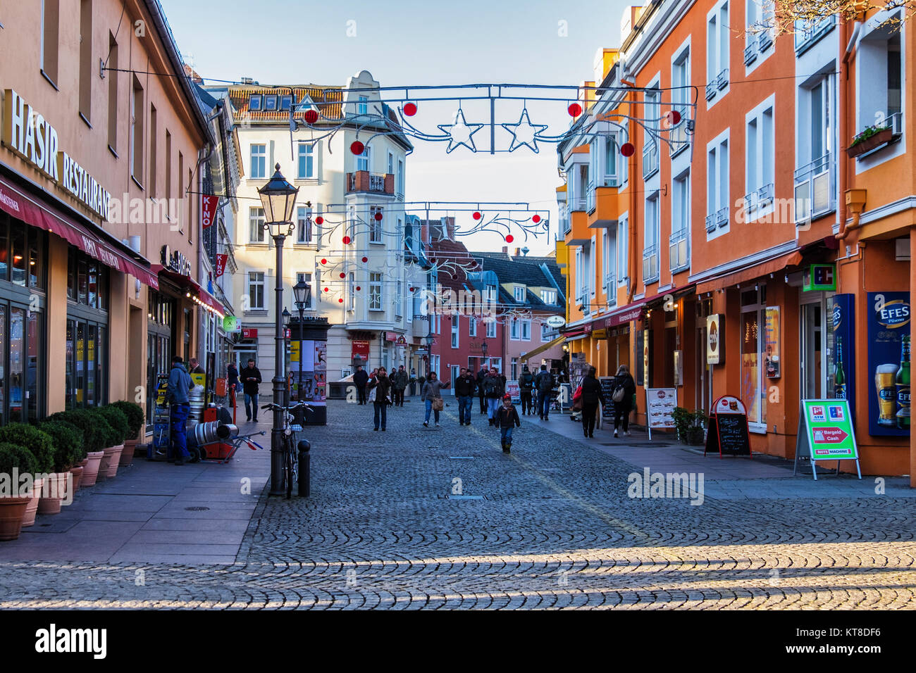 La vieille ville de Spandau Berlin.Havel strasse Street view, pavés anciens bâtiments, restaurants, bar & décorations de Noël Banque D'Images