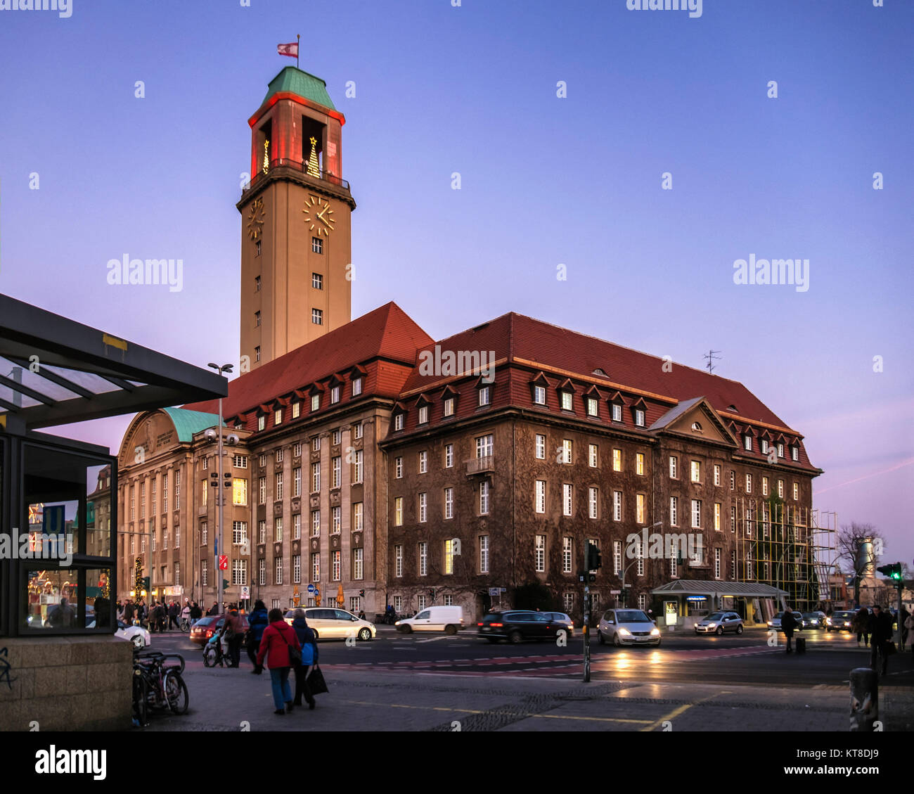 Berlin Spandau town hall.L'hôtel de ville,bâtiment historique extérieur avec arbre de Noël dans la tour de l'horloge. Le Rathaus sur Carl-Schurz-Straße Banque D'Images