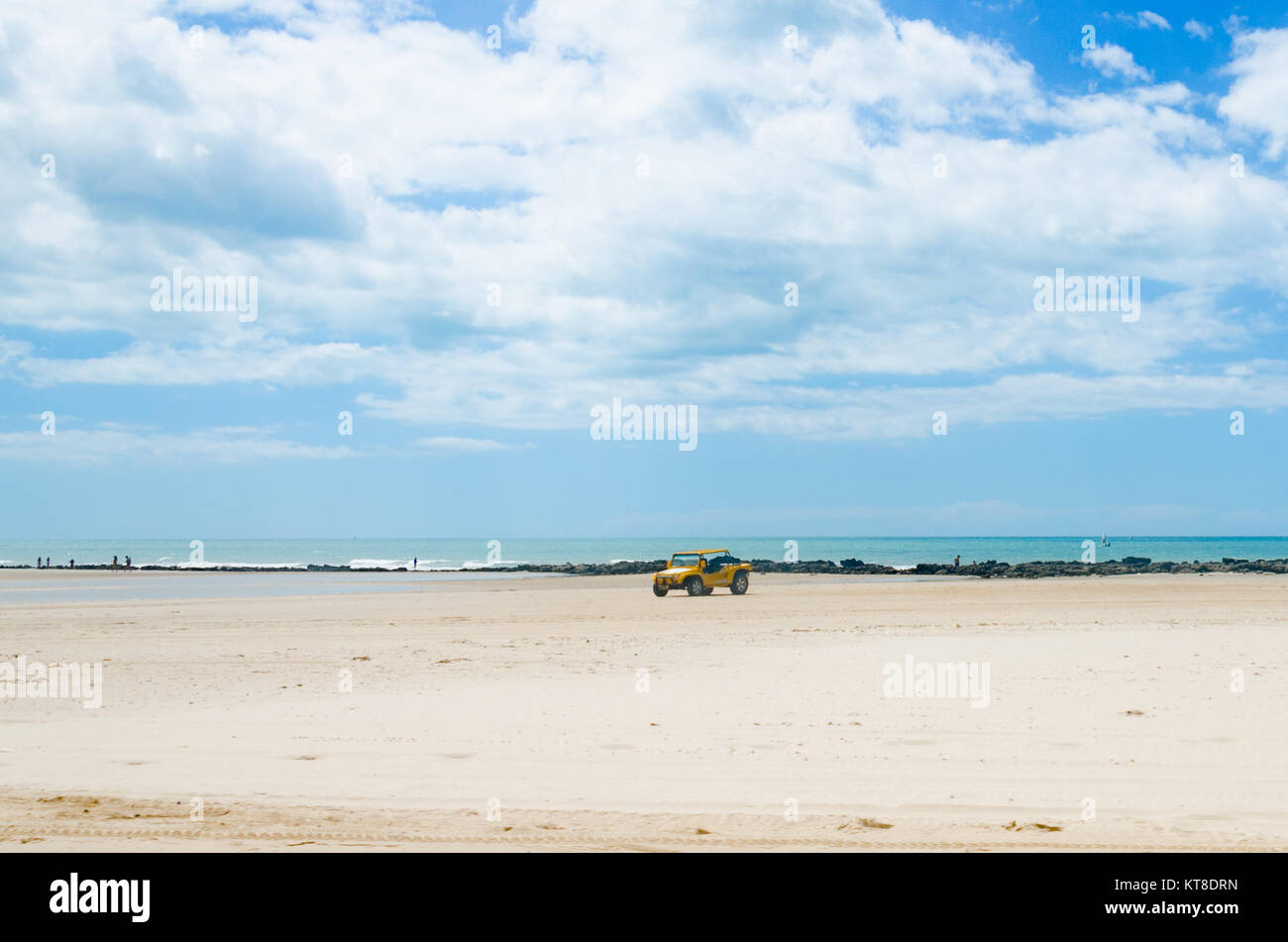 Canoa Quebrada, Brésil, Jul 12, 2017 : voiture buggy à la plage de sable blanc cassé en canoe beach Banque D'Images