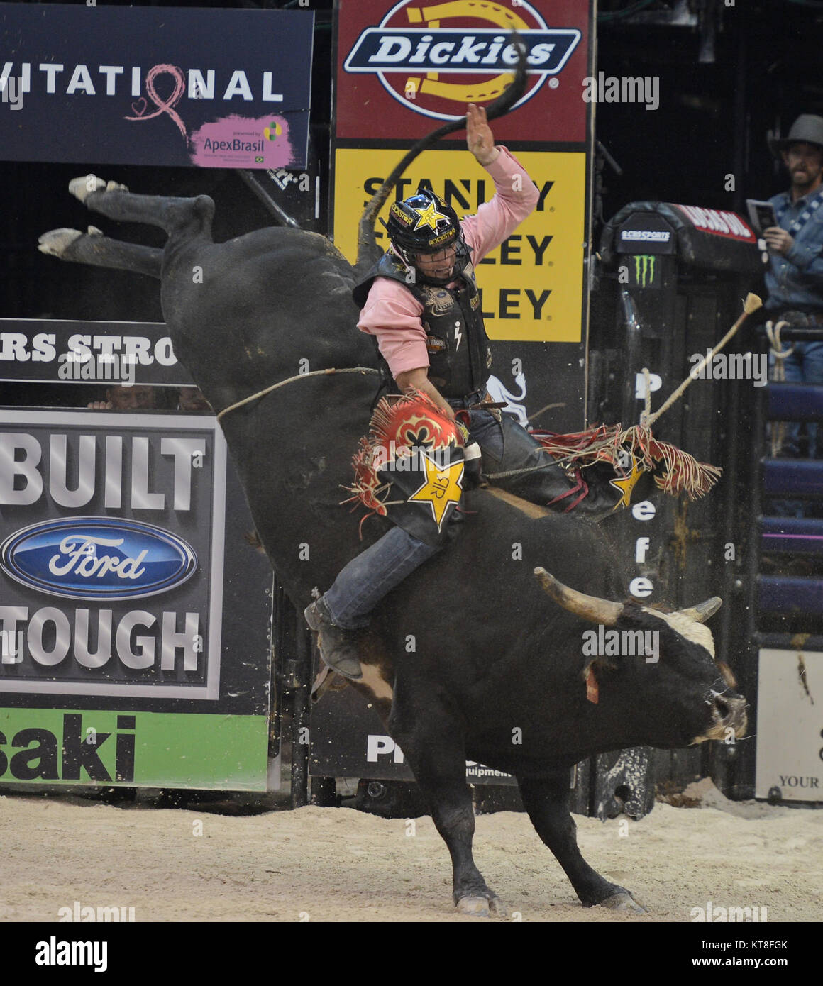 HOLLYWOOD FL - 12 octobre : Le Bull riders professionnels ont ajouté un 27ème cas de la série 2013 Construit Ford Tough l'annexe. L'Hard Rock Live à Hollywood, en Floride, sera l'hôte de la dernière manifestation de la saison régulière de la premiere série monde bull riding juste deux semaines avant la finale mondiale 2013 à Las Vegas au Hard Rock Live eu lieu au Seminole Hard Rock Hotel & Casino le 12 octobre 2013 à Hollywood, en Floride . People : Professional Bull Riders Banque D'Images