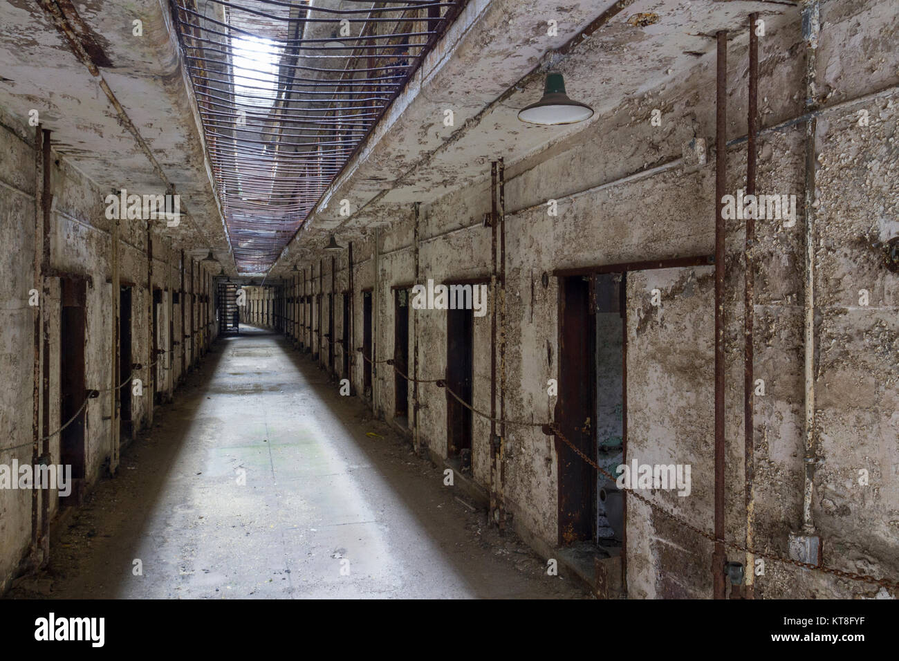 Vue à l'intérieur de bloc de cellules 14 à l'intérieur du pénitencier de l'état de l'Est Site historique, Philadelphia, Pennsylvania, United States. Banque D'Images