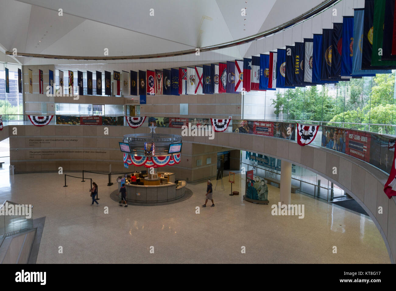 Vue générale du hall d'entrée à l'intérieur du Centre National de la Constitution, Philadelphie, Pennsylvanie, États-Unis. Banque D'Images