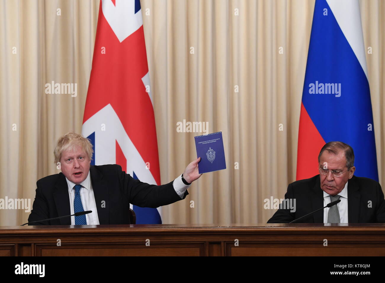 Secrétaire des affaires étrangères Boris Johnson (à gauche) montre une publication mettant en vedette l'emblème de l'agence de sécurité FSB lors d'une conférence de presse avec son homologue russe Sergueï Lavrov à l'issue de leur réunion à Moscou. Banque D'Images
