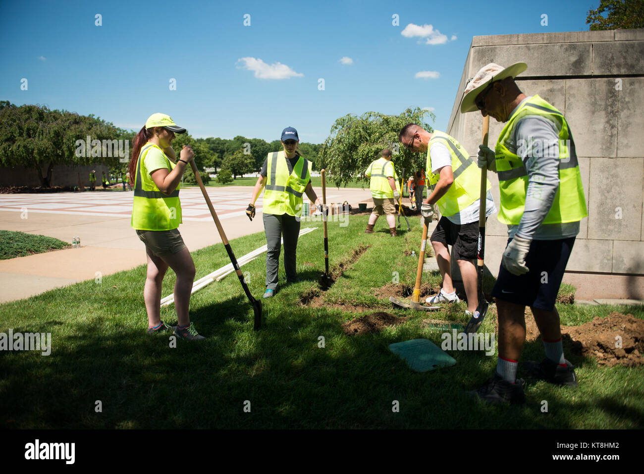 Place des volontaires pour l'irrigation tuyau près du cours d'un columbarium dans le Cimetière National d'Arlington, le 11 juillet 2016 à Arlington, Va., au cours de l'Association nationale des professionnels du paysage" 20e conférence annuelle de renouvellement et de Souvenir, plus de 400 bénévoles ont travaillé sur des projets dans tout le cimetière. (U.S. Photo de l'armée par Rachel Larue/Arlington National Cemetery/libérés) Banque D'Images