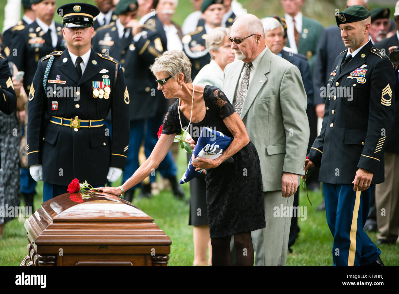 Judith B. Bouchard, soeur de U.S. Army Sgt. 1re classe Alan Le Boyer, met une fleur sur son cercueil après son service dans l'article 28 de Arlington National Cemetery, le 22 juin 2016, à Arlington, Va. Boyer, un béret vert, a été répertorié portés disparus pendant la guerre du Vietnam et ses restes ont été récemment identifiés. (U.S. Photo de l'armée par Rachel Larue/Arlington National Cemetery/libérés) Banque D'Images