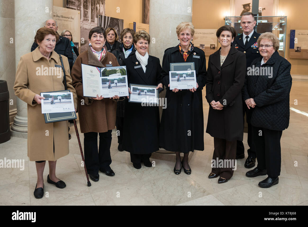 (De gauche) Janie Burton, Lorna Malooley, Florence, Gantt et Jill E. McGovern, de l'Armée de Arlington Mesdames ; stand avec Mme Katharine Kelley, surintendant, le Cimetière National d'Arlington, le Major-général Michael Howard, commandant général de l'armée américaine District militaire de Washington ; et Margaret Mensch, de l'armée, dans l'Arlington Chers Amphithéâtre Memorial Afficher Prix sur la Tombe du Soldat inconnu au cimetière national d'Arlington, Arlington, Virginie, le 15 novembre 2017. Burton, Malooley, Gantt, et McGovern a participé plus tôt dans une armée tous les honneurs Wreath-Laying à la Tombe du Soldat inconnu. (U.S. Ar Banque D'Images