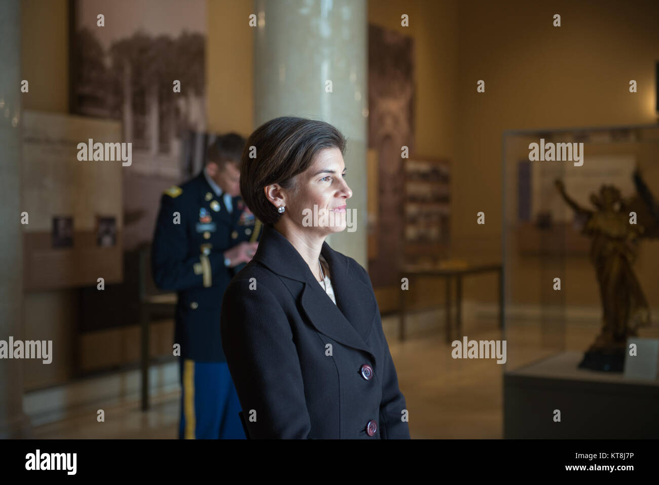 Mme Katharine Kelley, surintendant, le Cimetière National d'Arlington, observe dans le Memorial Amphitheater Afficher prix une armée tous les honneurs Wreath-Laying sur la Tombe du Soldat inconnu, menée par l'Armée Arlington Mesdames, au cimetière national d'Arlington, Arlington, Virginie, le 15 novembre 2017. (U.S. Photo de l'armée par Elizabeth Fraser / Arlington National Cemetery / relâché) Banque D'Images