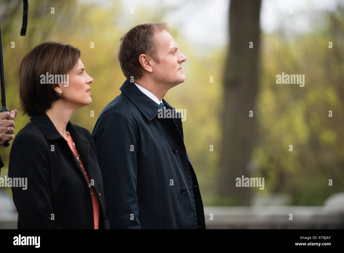 Président du Conseil européen, Donald Tusk, droite, reçoit une visite de plusieurs sites de cimetière par surintendant intérimaire de Arlington National Cemetery Katharine Kelley, à gauche, le 2 avril 2016 à Arlington, Va., Tusk a déposé une couronne sur la Tombe du Soldat inconnu avant de visiter les sites. (U.S. Photo de l'armée par Rachel Larue/Arlington National Cemetery/libérés) Banque D'Images